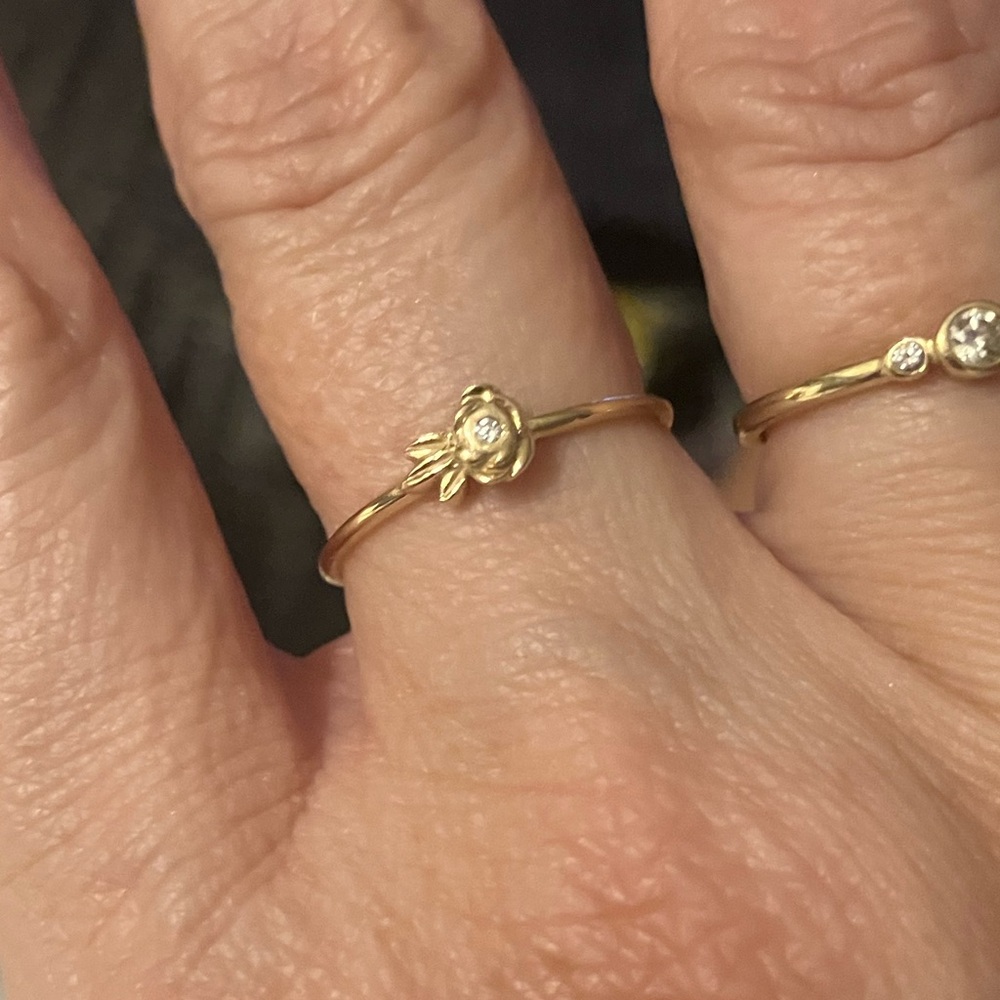 14k solid gold flower ring with diamond Size 6.75